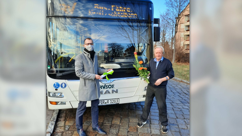 Busfahrer Klaus Hamann wird vom Fachbereichsleiter der Bannewitzer Gemeindeverwaltung Heiko Wersig verabschiedet.