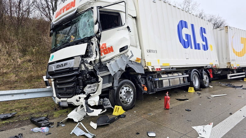 Der Fahrer eines DAF-Lasters konnte nicht mehr rechtzeitig bremsen und kollidierte mit einem vorausfahrenden Lkw auf der A4 bei Chemnitz.