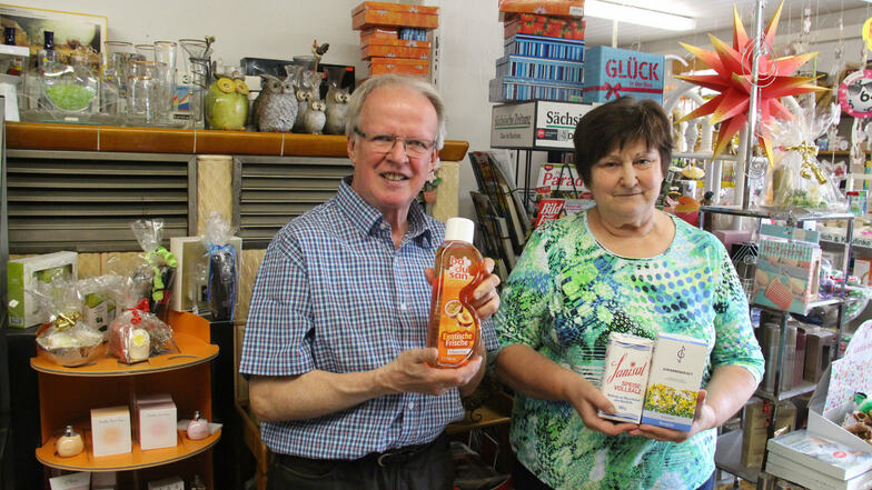 Heinrich Hübner und seine Frau Sabine verkaufen in ihrer Drogerie in Burkau auch die nach wie vor beliebten DDR-Produkte wie Badusan, Sanisal-Salz oder Bombastus-Gesundheitspflegemittel. Doch zum Monatsende ist Schluss. Das Ehepaar geht in Rente.