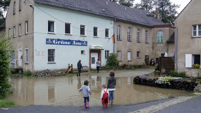 Auch der Schöps stieg über seine Ufer. Der Hof des früheren Tanzlokals „Grüne Aue“ in Ebersbach stand deshalb ebenfalls unter Wasser.