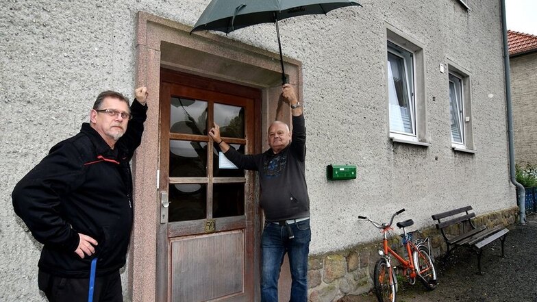 Bernhard Wolter (links) und Peter Helisch wohnen im Haus Nummer 59 an der Talstraße in Gebersbach. Sie wünschen sich ein Vordach, damit das Regenwasser nicht länger in den Hausflur läuft.