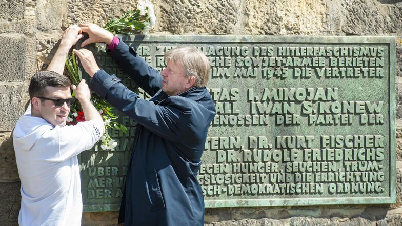 Linken-Ortsvorsitzender Daniel Borowitzki und OB Bert Wendsche (parteilos) legten Blumen am Gedenkstein ab.
