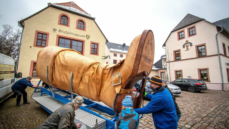 Auf einem Anhänger liegend wurde der Leisniger Riesenstiefel in dieser Woche aus dem Museum bugsiert und zur Reparatur in eine Werkstatt gebracht .