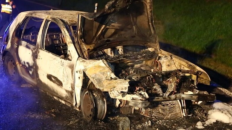Auto geht nach Unfall in Flammen auf