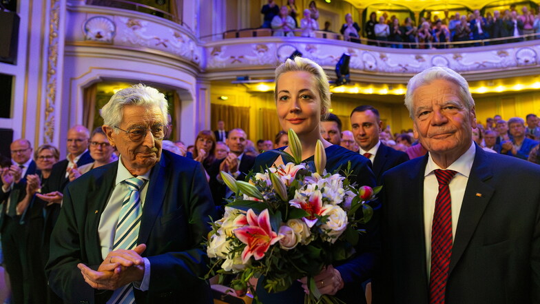 Julia Nawalnaja im Dresdner Schauspielhaus neben dem ehemaligen Bundesinnenminister Gerhart Baum (FDP, l) und Alt-Bundespräsident Joachim Gauck