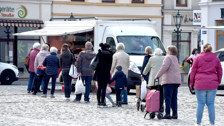 Hauptsächlich Senioren besuchen den Wochenmarkt in Löbau.