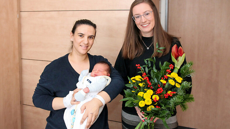 Bei der 500. Geburt in diesem Jahr im Lausitzer Seenland Klinikum erblickte Liron das Licht der Welt. Geschäftsführerin Juliane Kirfe gratulierte mit Blumen.