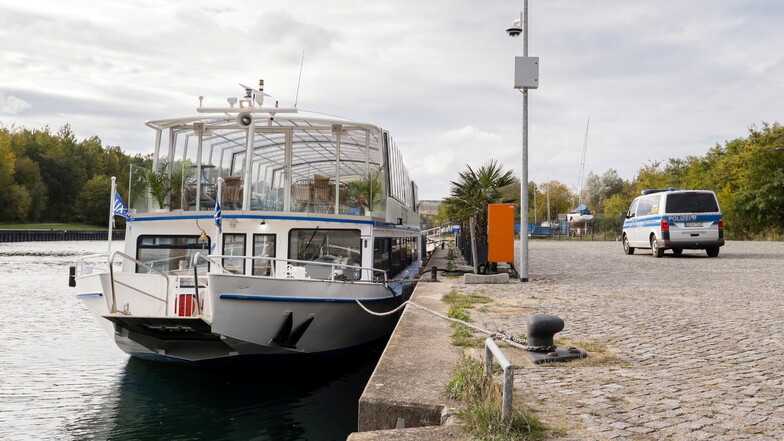 Am Mittwoch kontrollierte sogar die Polizei, ob das Schiff im Hafen bleibt, sich der Betreiber an die Regeln hält.