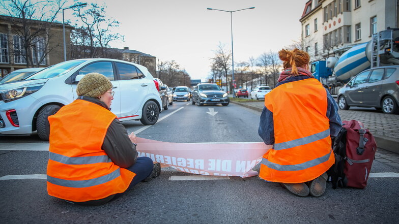 Mitglieder der Protestgruppe "Letzte Generation" bei einer Klebe-Blockade in Dresden