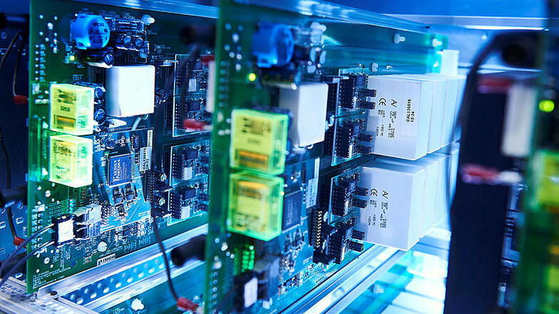 Blick in die Zukunft: Modulare Leistungselektronik-Module zur Erforschung neuartiger Elektrolyse-Stromrichter an der TU Dresden. Foto: TUD