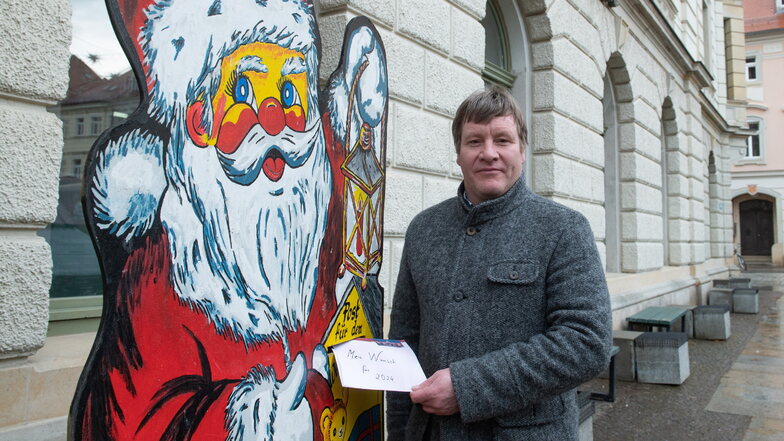 Ob der Profi helfen kann? Wünsche für den Weihnachtswunschbriefkasten hätte Großenhains  Oberbürgermeister Sven Mißbach jedenfalls dieser Tage genug.