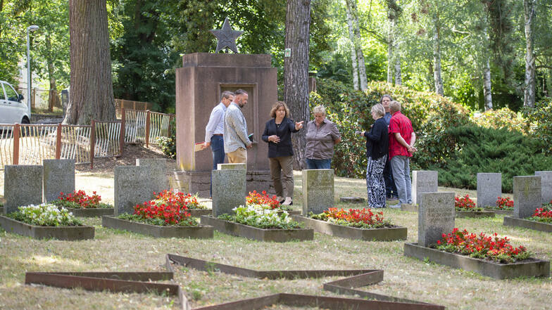 Olga Titkova, Leiterin des Büros für Kriegsgräberfürsorge und Gedenkarbeit bei der Botschaft der Russischen Föderation in Berlin (Dritte von links), hat sich am Mittwoch den Sowjetischen Ehrenfriedhof in Roßwein angeschaut. Dort muss mittelfristig i