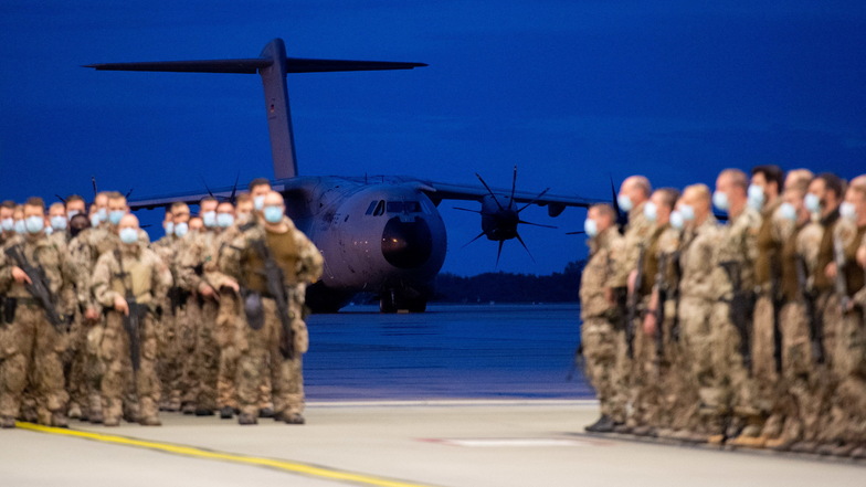 Die ersten Soldaten der Bundeswehr sind am 27. August von ihrer Evakuierungsmission in Afghanistan nach Deutschland zurückgekehrt. Auf dem Luftwaffenstützpunkt Wunstorf bei Hannover landeten am Freitagabend drei Militärmaschinen.