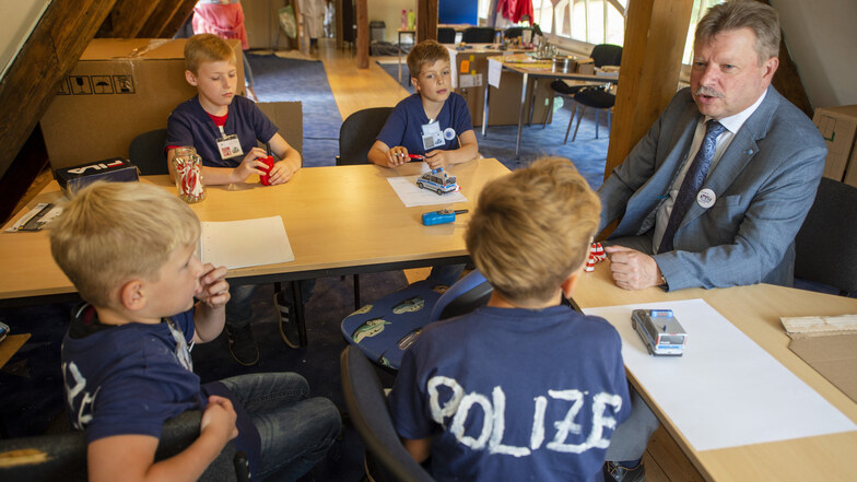 Trifft sich mit der Orts-Polizei in der Mohrenhaus-Kinderstadt und muss Fragen beantworten – Radebeuls OB Bert Wendsche.