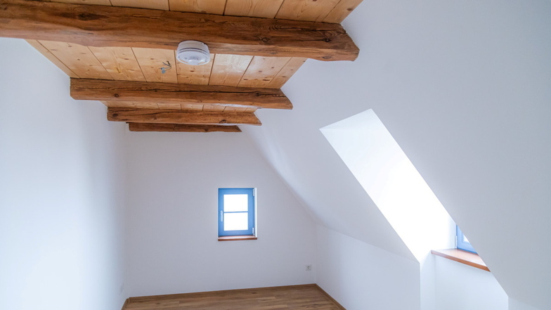 Die Holzbalkendecken im Dachgeschoss wurden vom Putz befreit und die wieder angebrachten Gauben sorgen für Tageslicht unter dem Dach.