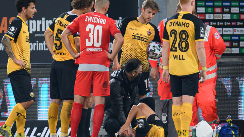 Dynamos Mannschaftsarzt Onays Al-Sadi kümmert sich um Chris Löwe. Ganz schnell geht es für ihn ins Krankenhaus.
