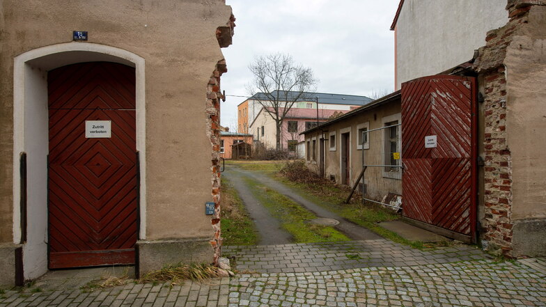 Das Grundstück Dresdner Straße 15 grenzt an die Rückseite des Geländes der Zille-Oberschule, wie auf dem großen Foto gut zu sehen ist. Das leerstehende Wohnhaus wird nun abgerissen.