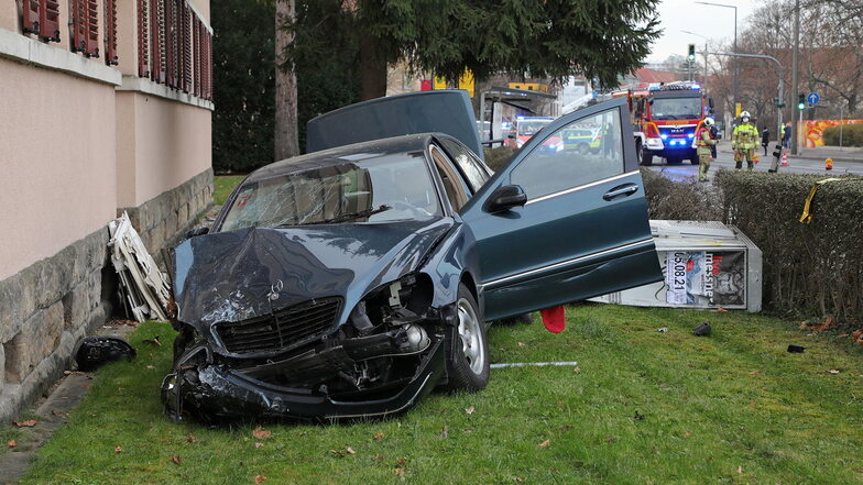 Schwerer Unfall in der Teplitzer Straße in Dresden: Der Mercedes-Fahrer hatte einen Anfall erlitten und die Kontrolle über sein Auto verloren. Nun kämpfte er vor Gericht um eine mildere Strafe.