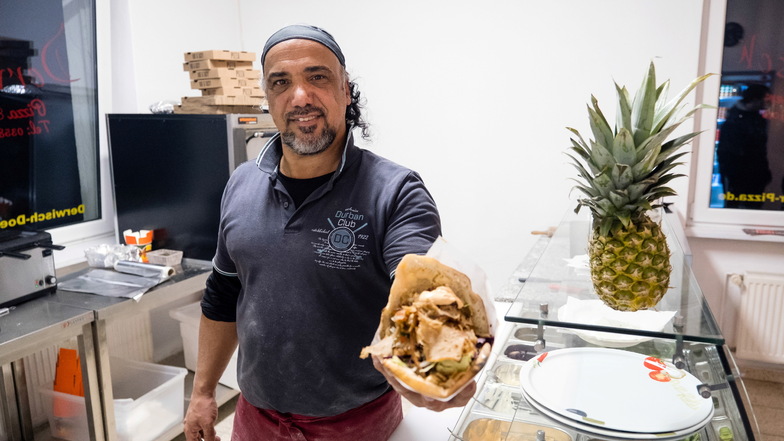 Rahim Latif Ali, Inhaber der Pizzeria Derwisch, in seinem Laden in Hagenwerder. Neben Pizza bietet der gebürtige Iraker dort auch Döner an, mit selbstgebackenem Brot.