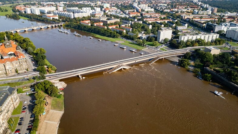 Die Elbe hat die herabgestürzten Teile der Carolabrücke größtenteils überspült.