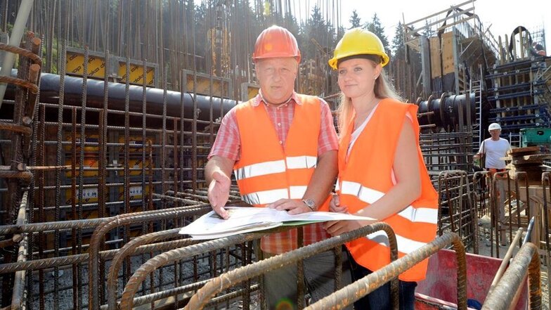 Frank Hering und Lisa Kühnel von der Talsperrenverwaltung überprüfen die Arbeiten auf der Baustelle.