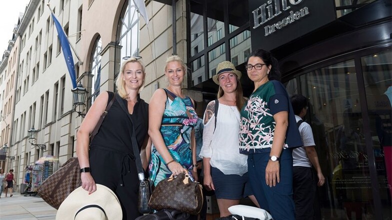 Kathy, Ilka, Nadine und Ivonne (v.l.) sind aus Sachsen-Anhalt zum Dresdner Hilton gekommen ...