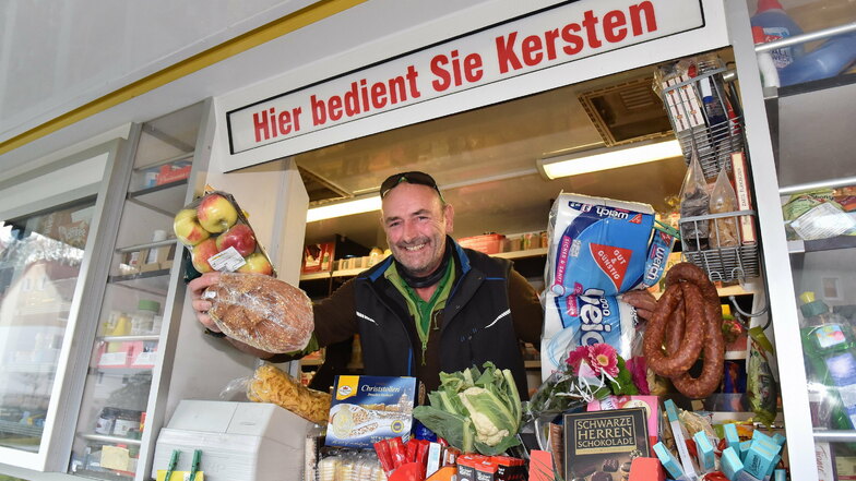 Rettet den Leuten den Tag: Kersten Vießmann (52) in seinem Verkaufswagen am Haltepunkt Schlottwitz. "Es muss familiär zugehen, das ist meine Einstellung."