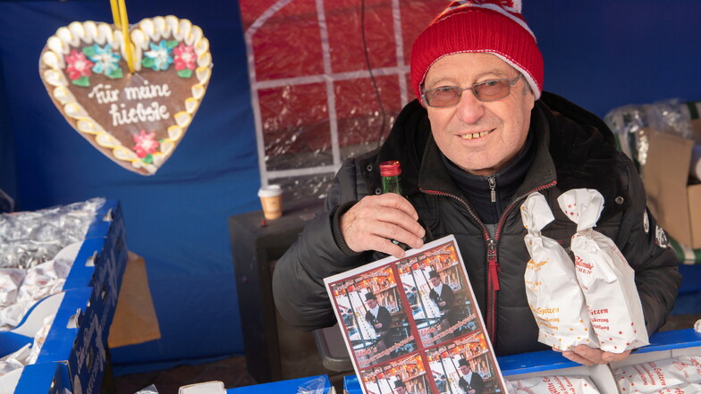 Seit 1993 ein Urgestein des Großenhainer Weihnachtsmarktes: Udo Häfner versorgt auch dieses Jahr seine Kunden mit Pulsnitzer Pfefferkuchen und Feuerzangenbowle.