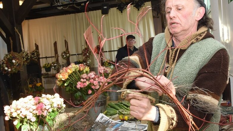 Claus Weber stellt ein Gesteck während der Floristenausstellung in der Theaterscheune zusammen.