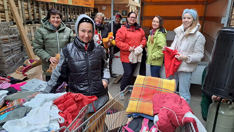 Frauen aus der Ukraine und Deutschland verpacken im Spendenlager Hilfsgüter und Geschenke..