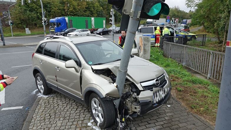 Der Fahrer dieses Opel Antaras kam in Höhe der Autobahnabfahrt Altstadt von der Straße ab und rammte eine Ampel.