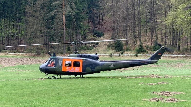 Der aus Holzdorf angeforderte Helikopter blieb mit Motorschaden auf der Wiese stehen.