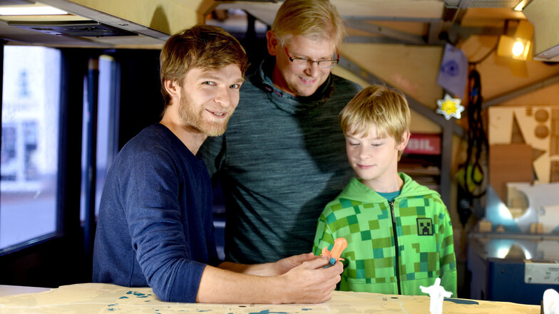 Benno Brucksch ( l.) vom "Fabmobil"-Team mit Marven und sein Vater Sylvio Pfeiffer-Prauß.