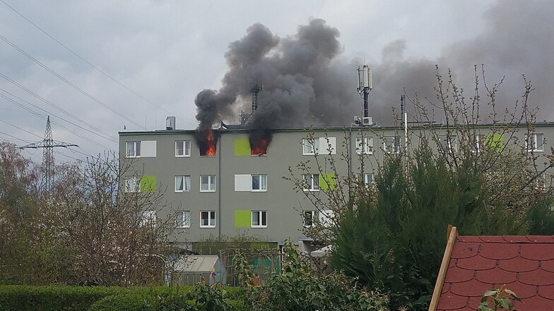 Mehrfamilienhaus in Coschütz brennt, ein Mann stirbt beim Rettungsversuch