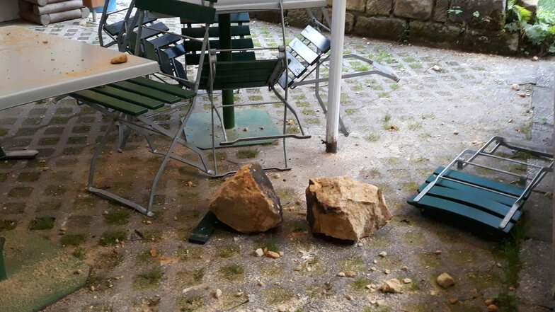 Die Gesteinsbrocken sind im Garten der Gaststätte in Kohlmühle bei Hohnstein eingeschlagen.