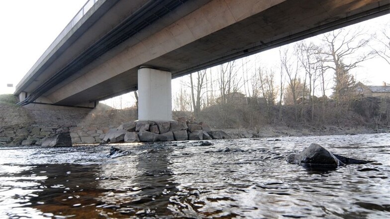 Im Jahr 1980 ist die Brücke der B175 über die Zschopau in Töpeln gebaut worden. Wegen Baumängeln ist ihr Zustand so schlecht, dass eine Sanierung nicht lohnt.