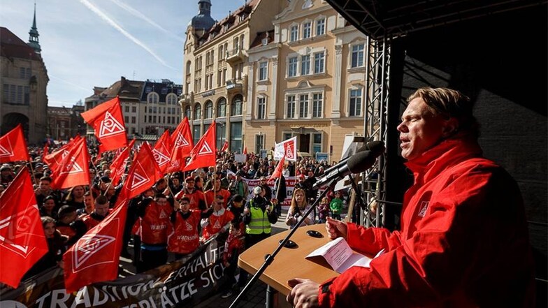 Jan Otto, erster Bevollmächtigter der IG Metall Ostsachsen, spricht zu den Demonstranten.