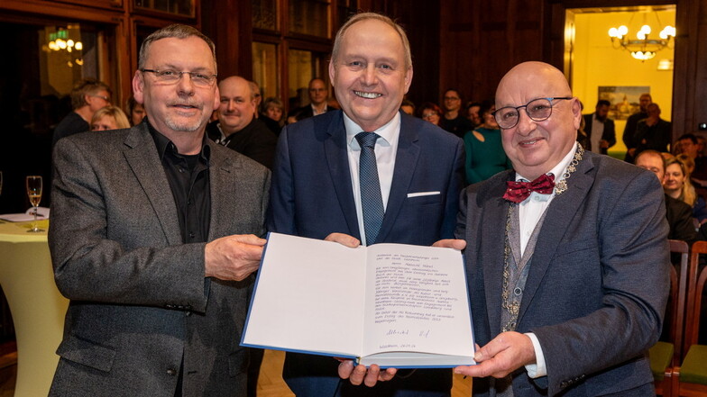 Während des Neujahrsempfangs im Waldheimer Rathaus hat sich Albrecht Hänel (Mitte)in das Goldene Buch der Stadt eingetragen. Sein Engagement wurde von Gunter Zetzsche (links) vom Heimatverein und Bürgermeister Steffen Ernst gewürdigt.