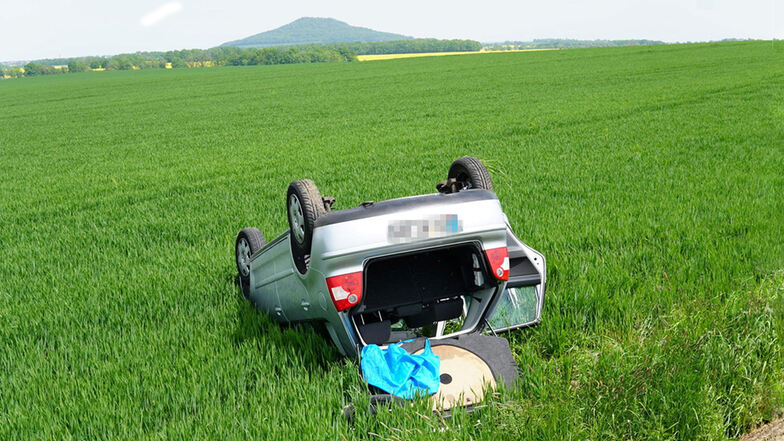 Görlitz: Auto landet auf dem Dach im Feld
