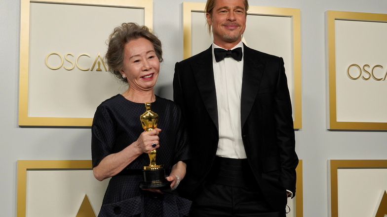 Brad Pitt, Schauspieler, und Yuh-Jung Youn, Schauspielerin, mit dem Oscar für die beste Nebendarstellerin in «Minari».
