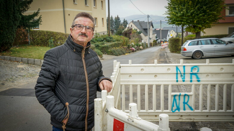 Wolfgang Domula ist genervt: Nur zwei Wochen, nachdem der Breitbandausbau in Callenberg bei Crostau abgeschlossen war, ist die Straße vor seinem Haus wieder offen - vermutlich wegen Baupfusch.