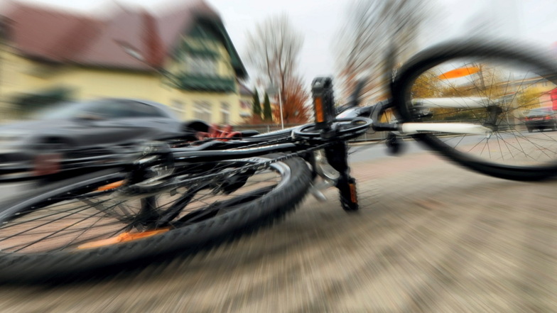 Kia erfasst Fahrradgespann in Coswig: 3-jähriges Kind verletzt