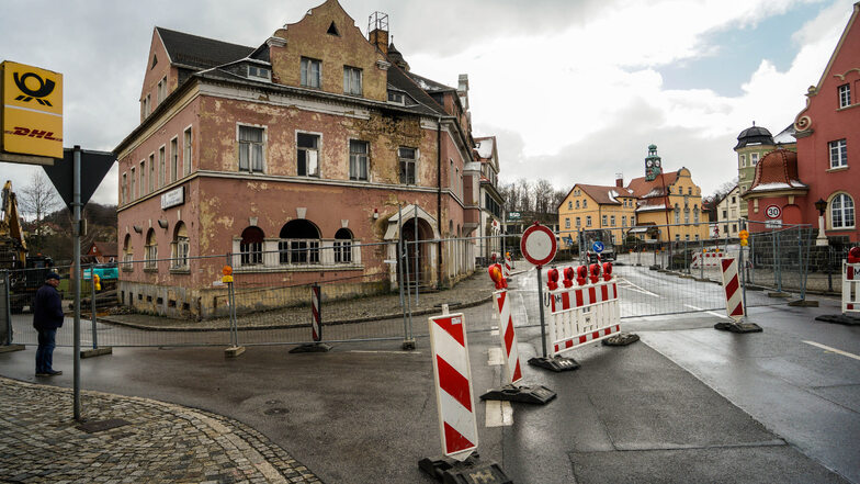 Das Traditionsgasthaus Goldener Stern in Kirschau wird abgerissen. Die Kreuzung davor ist deshalb gesperrt.