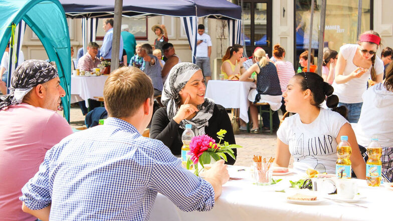 Stadtfrühstück 2019 auf dem Pirnaer Markt: Gemeinsam essen, gemeinsam plaudern.