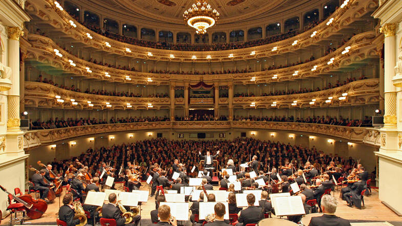 Die Staatskapelle Dresden spielt 2008 während des Konzertes zu ihrem 460. Geburtstag in der Dresdner Semperoper.