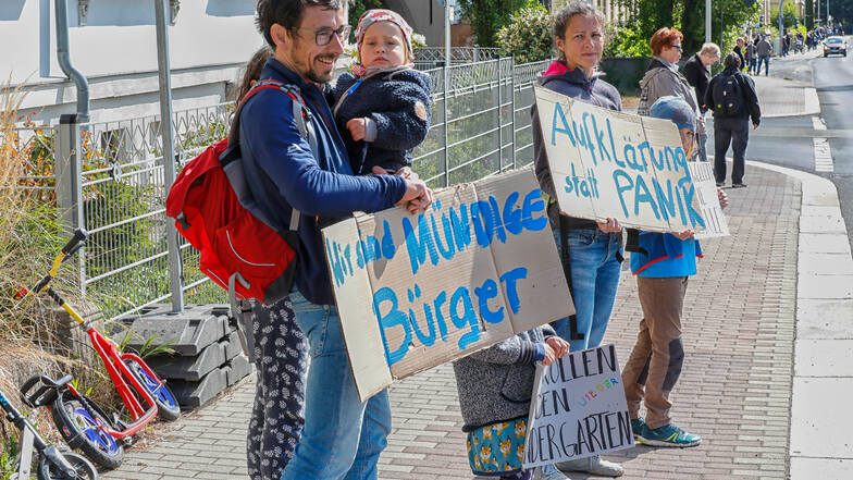 Wie diese Familie fanden sich Hunderte am Freitagvormittag zum stillen Protest an der B 96 von Zittau bis Oppach ein.
