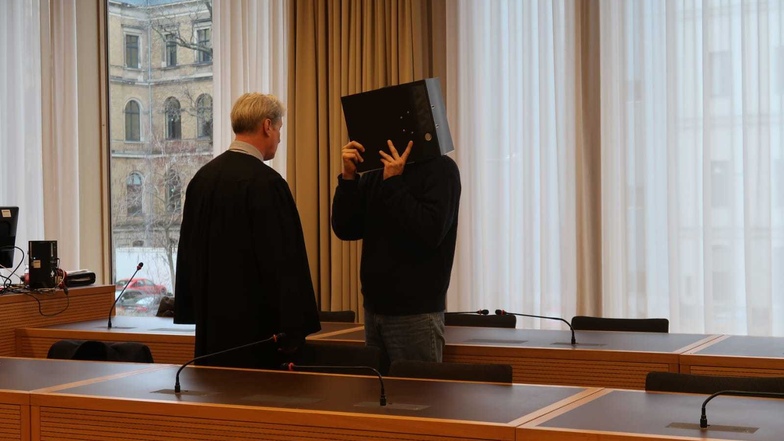 Vor dem Landgericht Dresden hat am Donnerstag der Prozess gegen einen mutmaßlichen Serientäter, Tim M., begonnen, dem mindestens fünf sexuelle Angriffe auf Kinder, Jugendliche und Frauen vorgeworfen werden.