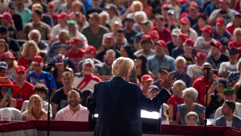 Der republikanische Präsidentschaftskandidat und ehemalige US-Präsident Donald Trump spricht bei einer Wahlkampfveranstaltung.