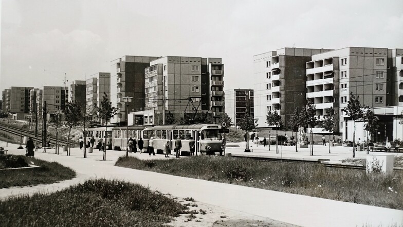 Dieses Foto wurde 1988 am Amalie-Dietrich-Platz aufgenommen. Sieben Jahre zuvor wurde für das moderne Stadtviertel Gorbitz der Grundstein gelegt, nach der Wende zogen aber viele Bewohner fort.