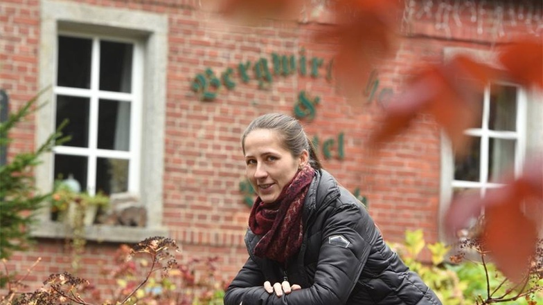 Anna Starke, die Wirtin der Bielebohbaude in Beiersdorf führt das Lokal erfolgreich seit dem vorigen Frühjahr.